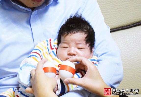 剃胎毛、滿月剃頭、嬰兒剃頭、嬰兒理髮、嬰兒剃髮、嬰兒剃胎毛、嬰兒滿月剃頭、寶寶剃頭、剃胎毛儀式、剃胎毛吉祥話、滿月剃頭儀式、滿月剃頭吉祥話、寶寶剃胎毛、寶寶滿月剃頭理髮、 新北板橋區剃胎毛、新北板橋區滿月剃頭、 新北板橋區嬰兒剃頭剃胎毛、新北板橋區嬰兒理髮、新北板橋區嬰兒剃髮、陳寶寶(新北板橋區到府嬰兒寶寶滿月剃頭理髮、免費到府嬰兒剃胎毛儀式吉祥話)。到府剃頭剃胎毛主持、專業拍照、DVD光碟、證書。★購買「臍帶章、肚臍章、胎毛筆刷印章」贈送：剃頭、收涎、抓周，三選一。2016.01.03 照片4